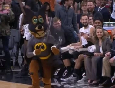 Νυχτερίδα έκανε… άνω κάτω το Σπερς – Πέλικανς! Την έπιασε ο «Batman» (βίντεο)